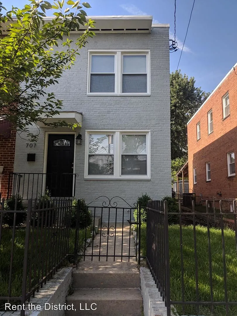 707 Kennedy St NE photo 1