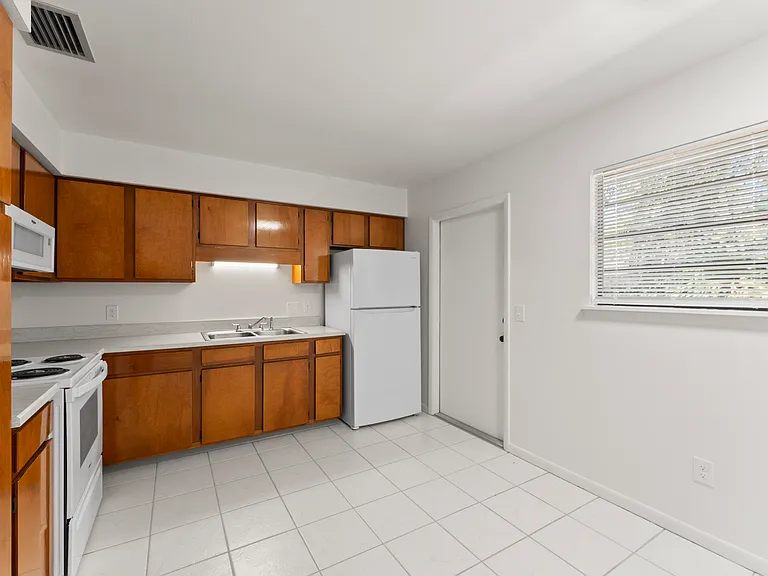 Briarwood Apartments — Photo 13