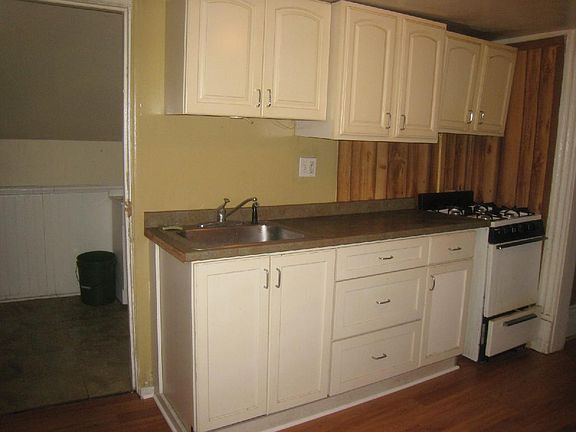 3rd image of 1102 1/2 S Main St