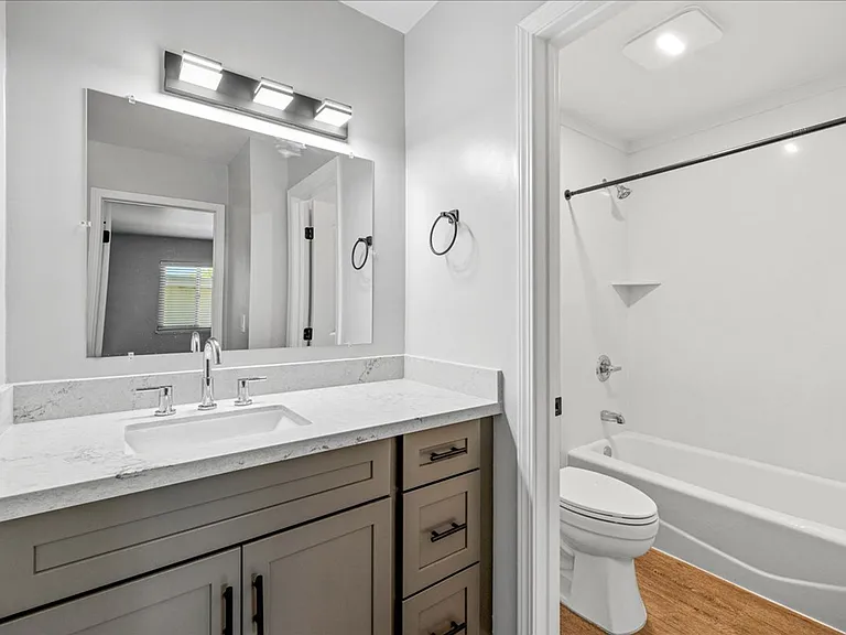 Plaza Apartments — Photo 7