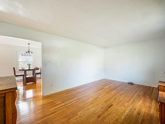 5th image of 1027 Woodhaven Dr