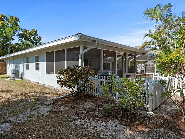 7860 Holiday Dr — Photo 25