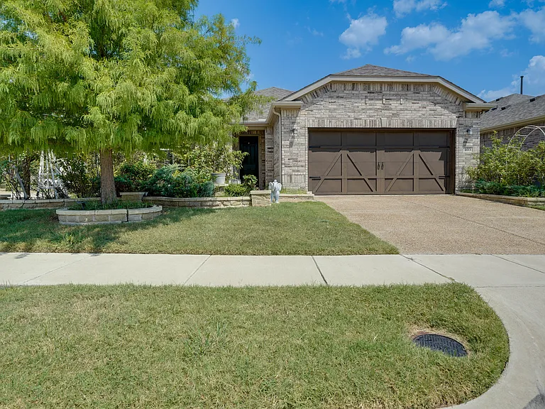 405 Club House Dr — Photo 1