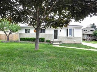 20269 Fenton St, Roseville, MI 48066