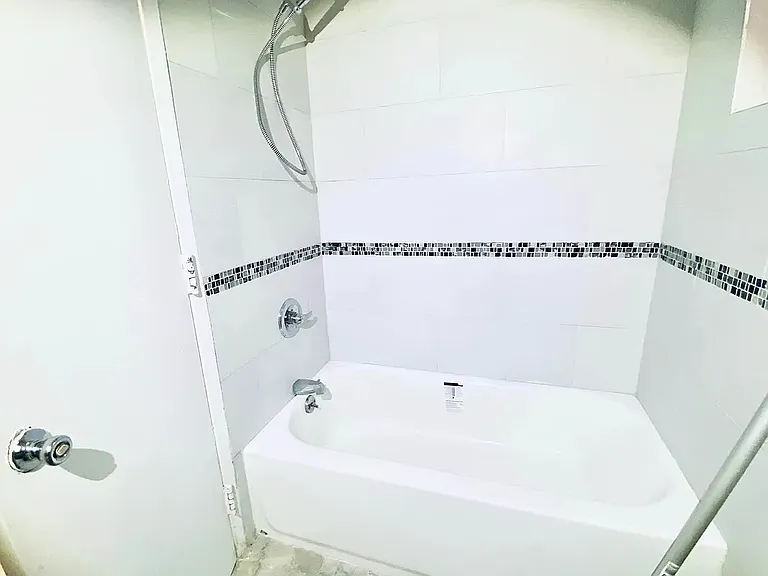 417 E 6th St #16 — Photo 8