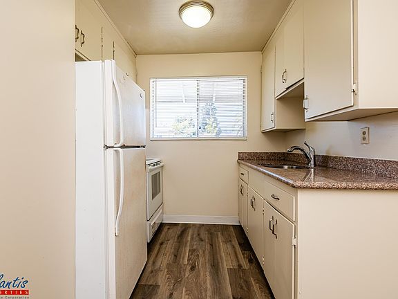 4th image of 694 Grand Coulee Ave APT 6