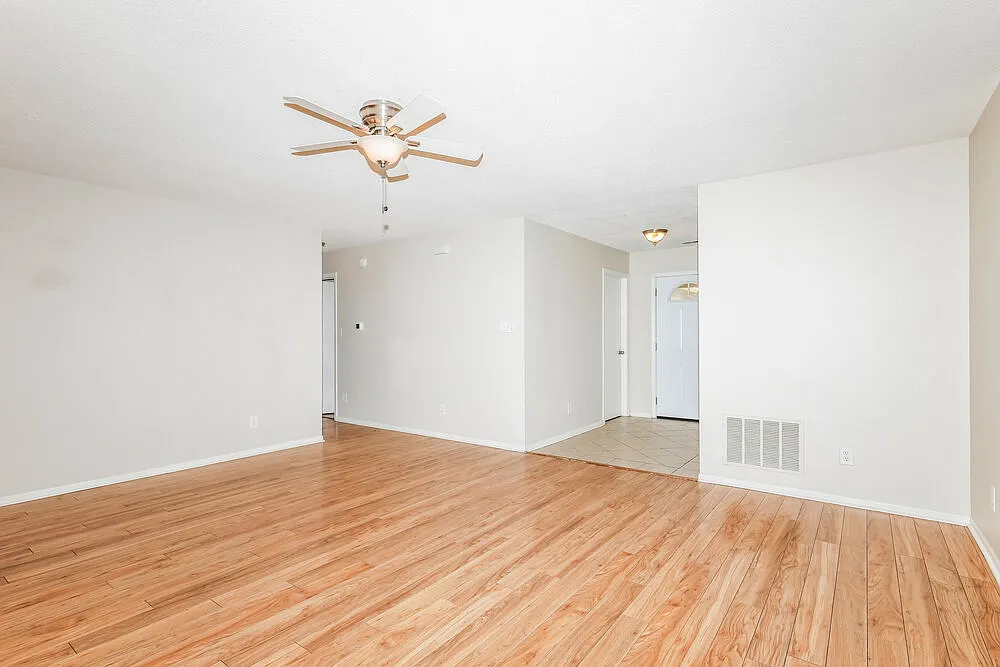 3 bed, 2.0 bath, 1410 sqft, $1,885 — Photo 3