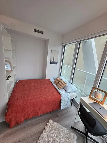 230 Simcoe St Photo 1