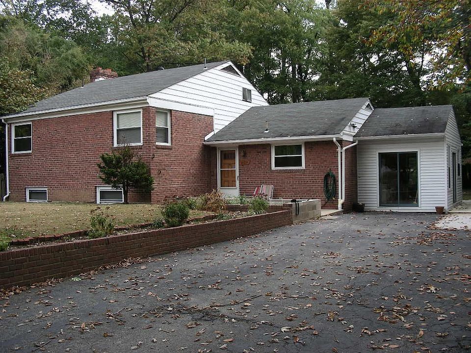 front view w/driveway
