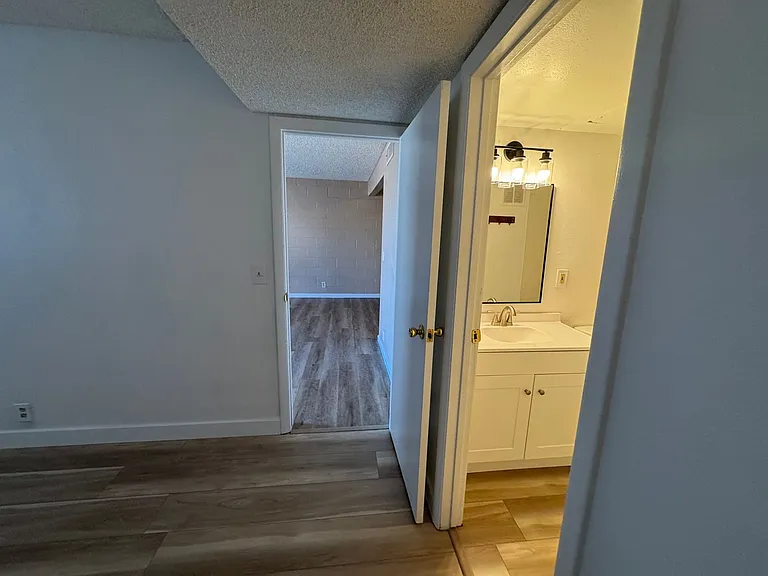 615 S Royal Crest Cir #11 — Photo 11