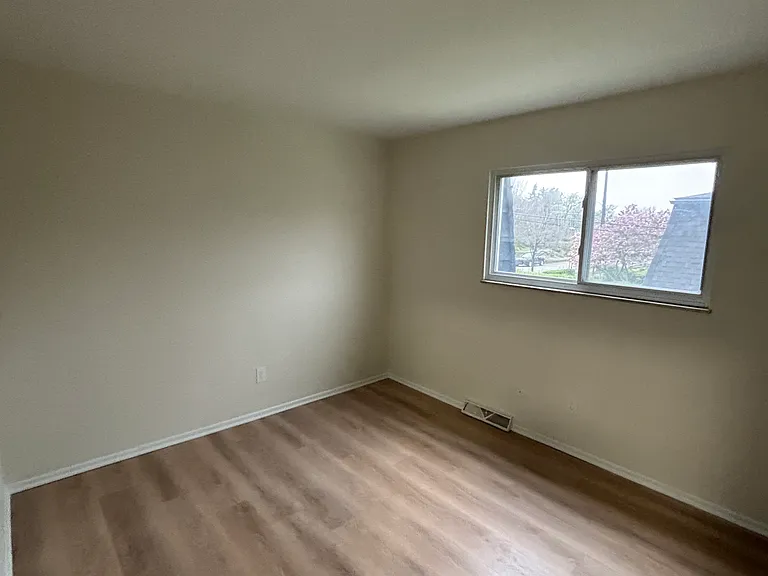 370-376 Woodland Ave #370-376 — Photo 10