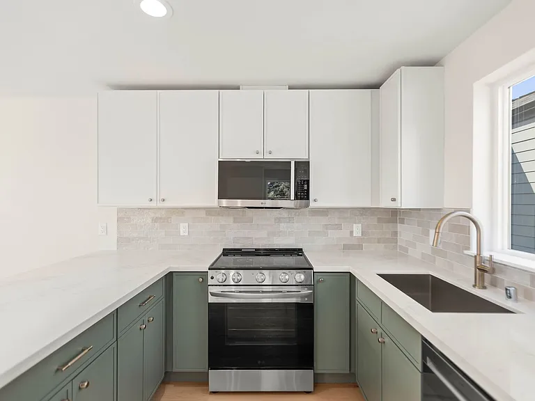 811 NE 125th St — Photo 9