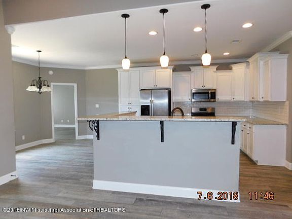 3rd image of 823 Magnolia Ln