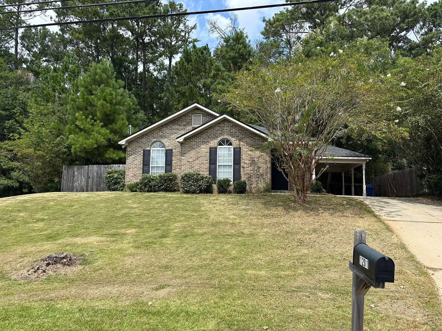 Spacious 3 Bedroom Home With Fenced Backyard — Photo 1