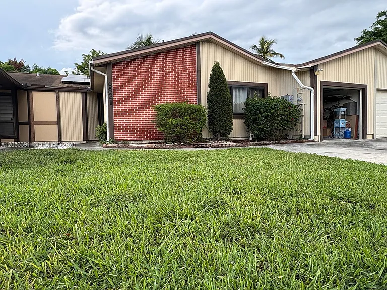 9821 W Elm Ln #9821 — Photo 1