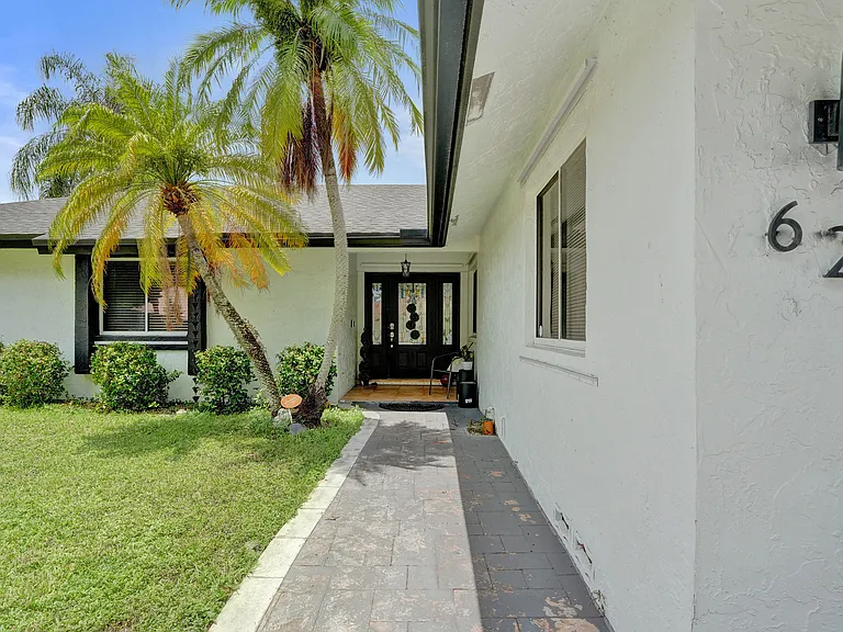 620 SW 100th Ave — Photo 7