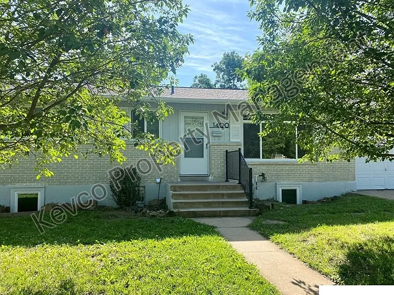 1400 Hillcrest Dr — Photo 2