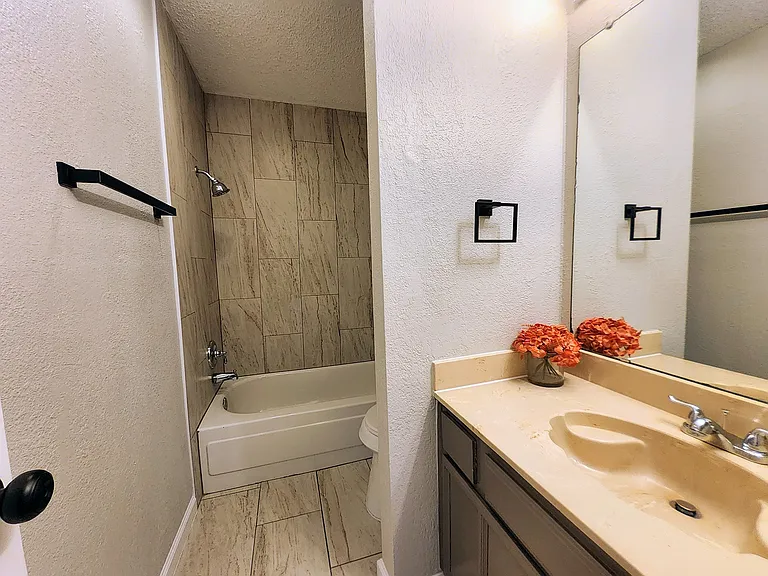 2641 Berkshire Ln — Photo 11
