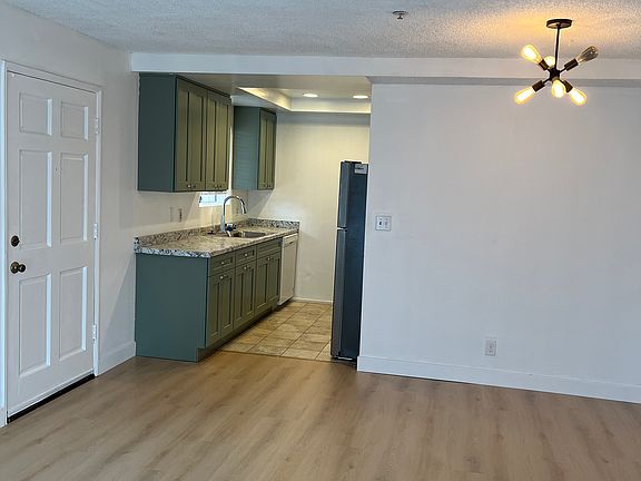 5th image of 596 Victoria St #B102