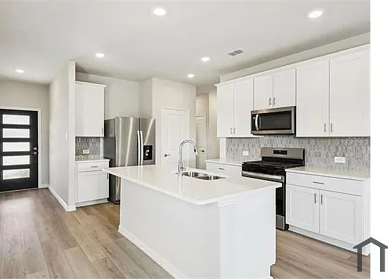 802 Leavenworth Dr — Photo 2