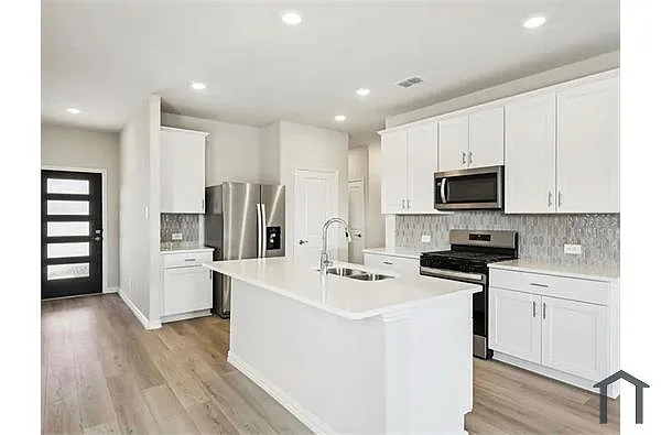 Building Photo - 802 Leavenworth Dr