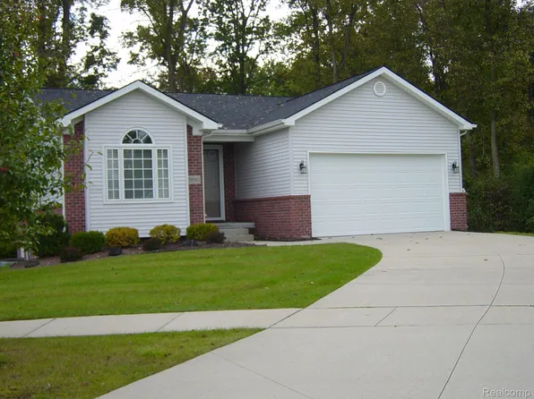 29561 S Pine Grove Dr, New Boston, MI 48164