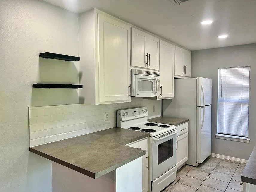 2 bed, 900 sqft, $1,075 — Photo 2