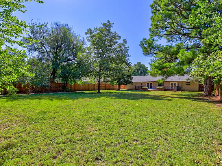 2820 Guilford Ln — Photo 31