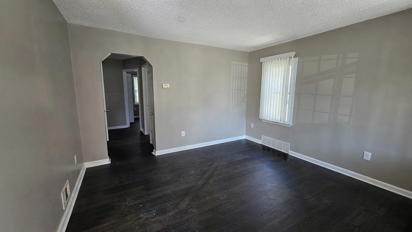 3 bed, 1090 sqft, $1,300 — Photo 3