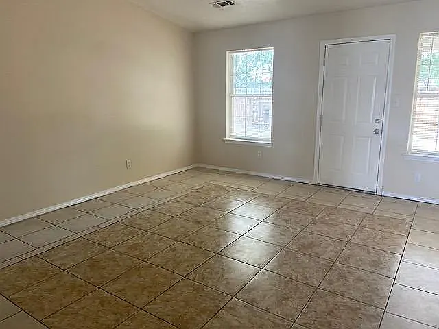1140 SE Elm Ct — Photo 3