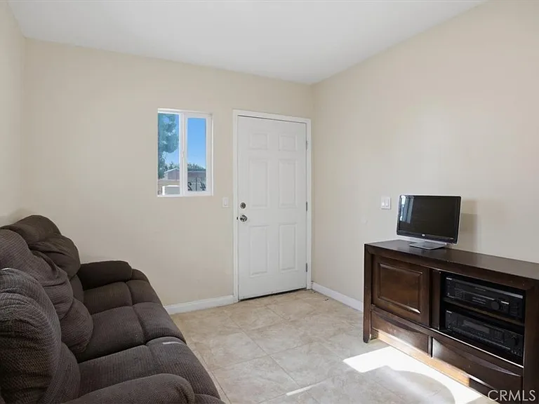 7542 White Oak Ave — Photo 6