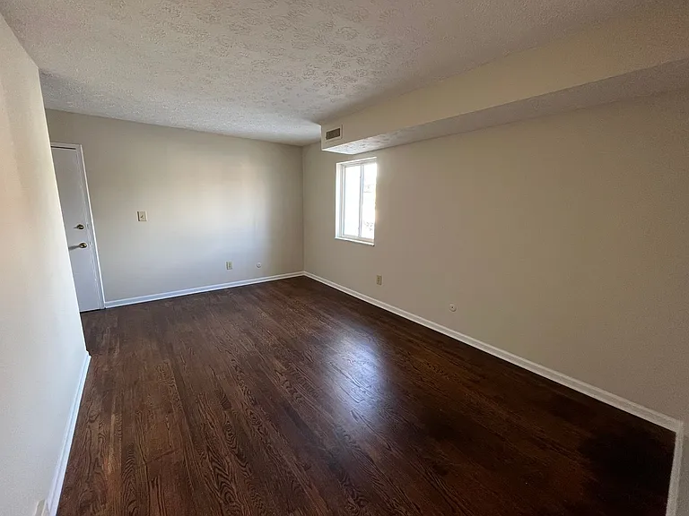 450 E Norwich Ave — Photo 2