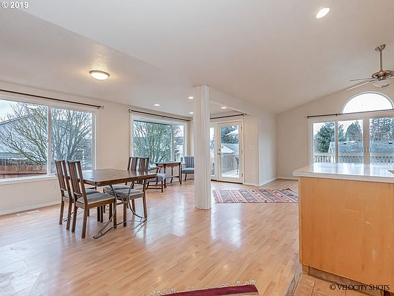 5th image of 2700 NE 95th Cir