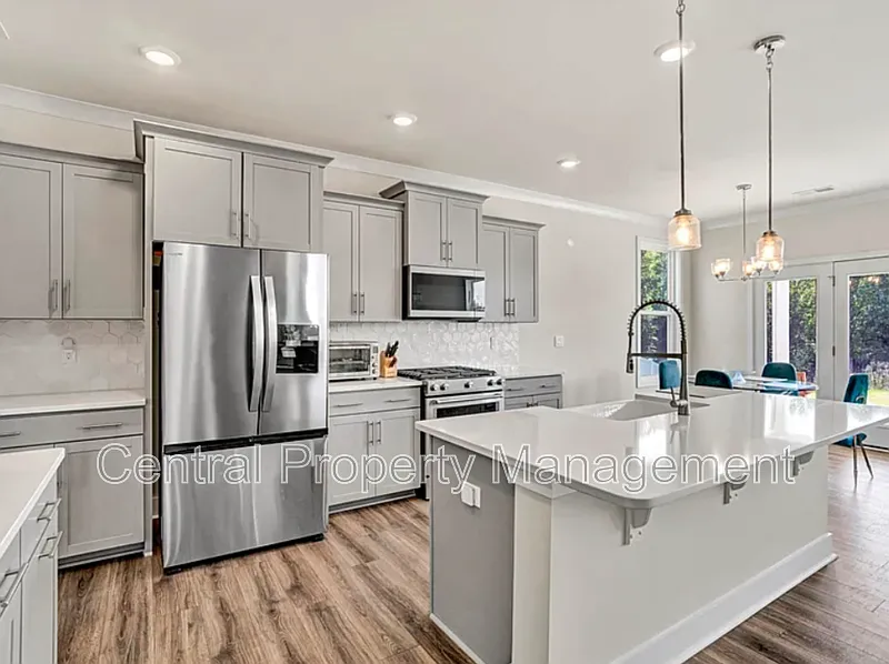 5 bed, 4.0 bath, 2922 sqft, $2,795 — Photo 3