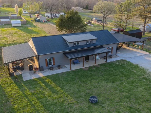 1413 Johnson St, Burns, TN 37029