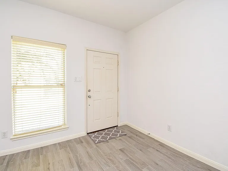 2202 Naomi St #3 — Photo 4