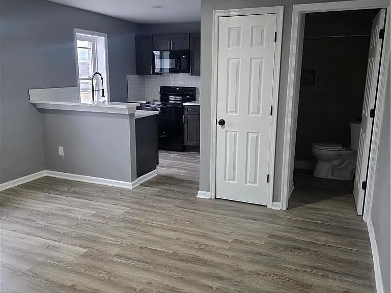 2050 Main St #8 — Photo 2
