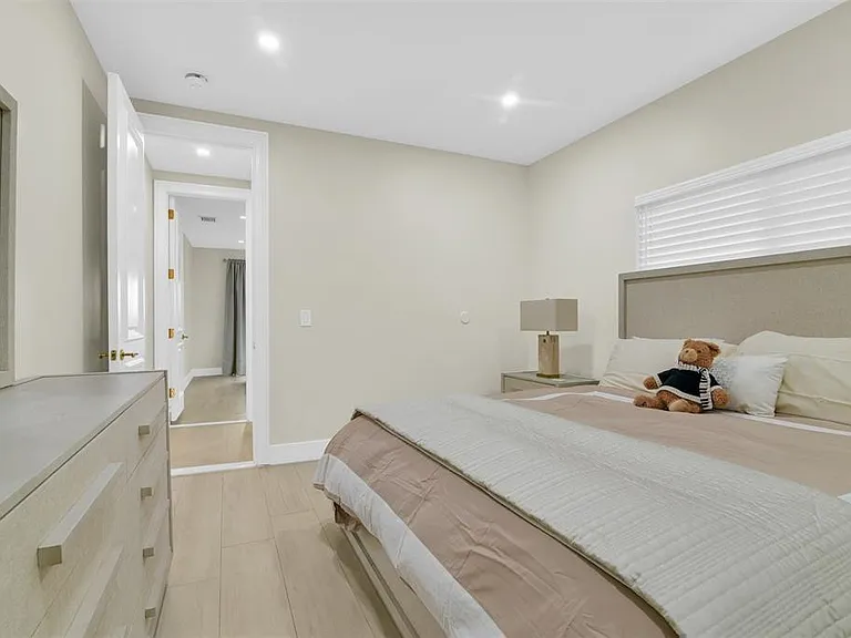 319 S Riverside Dr — Photo 46