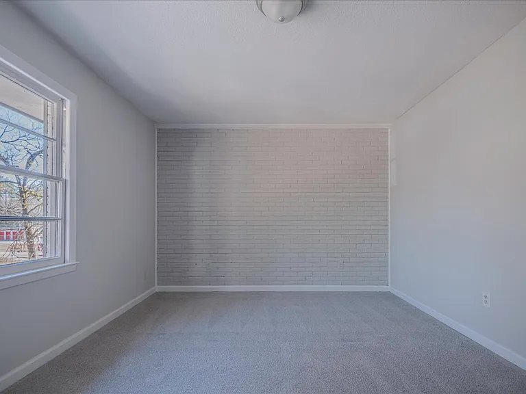 230 W Manchester Rd — Photo 17