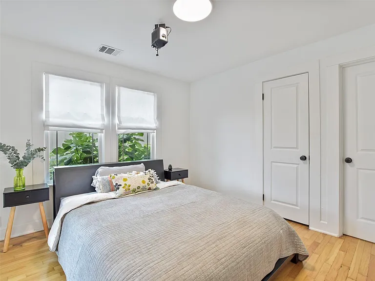 2405 E 8th St N — Photo 13
