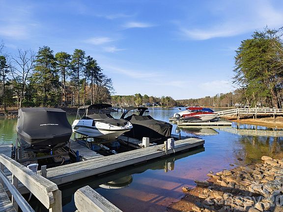 3rd image of 185 Quaker Rd