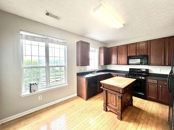 3rd image of 6238 Shoreview Cir