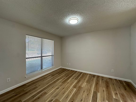 2nd image of 214 E Bancroft Dr