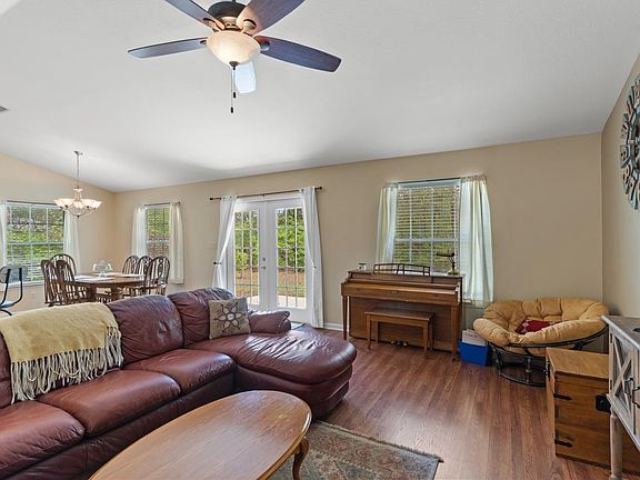 3rd image of 39 Chestnut Ln