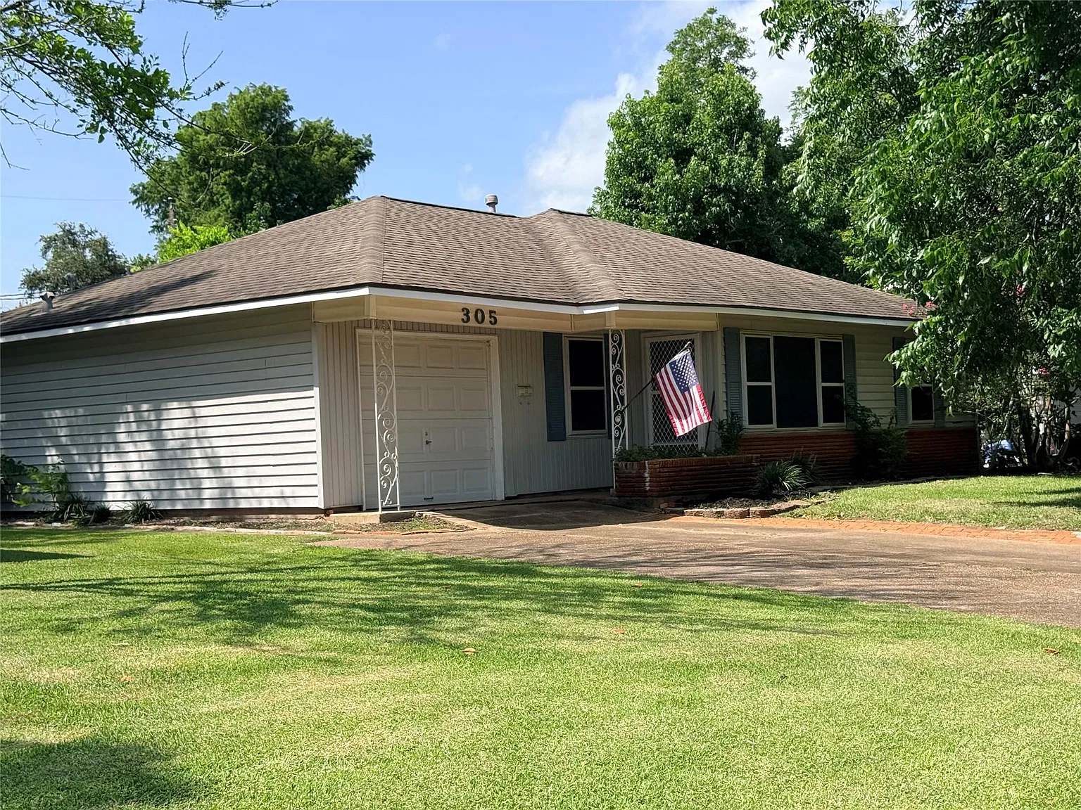 3 bed, 1.0 bath, 1250 sqft, $1,600 — Photo 1