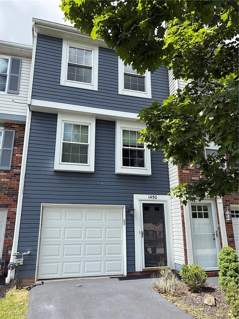 2 bed, 1.5 bath, 960 sqft, $1,300 — Photo 1