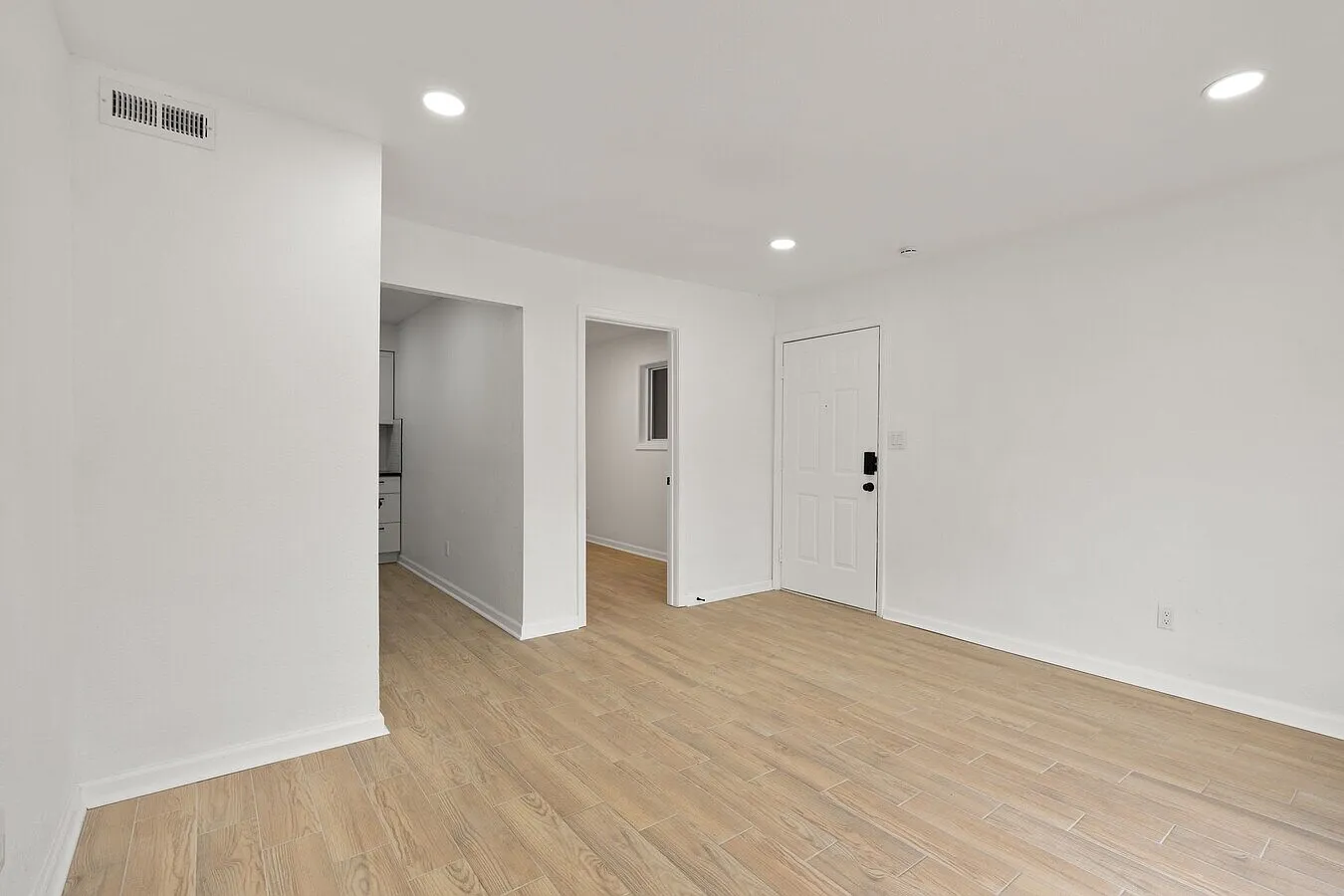 Hampton Court Apartments — Photo 4
