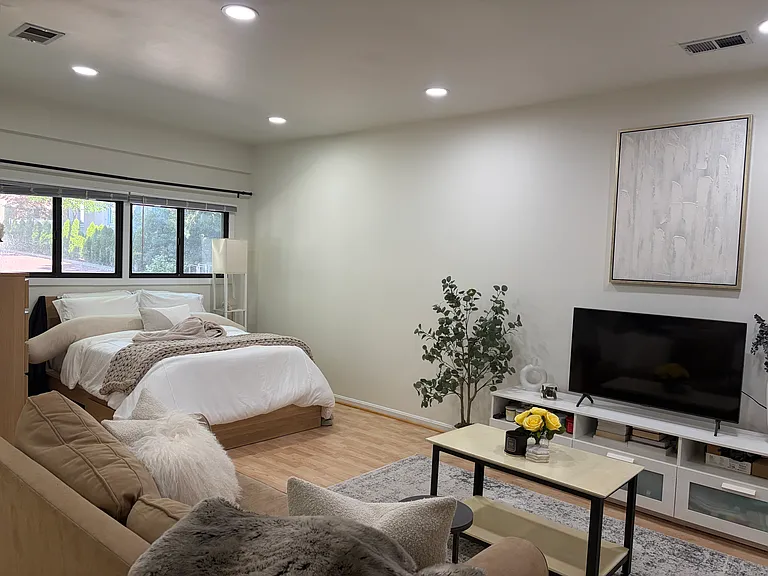 101 Harvard St #4 — Photo 2
