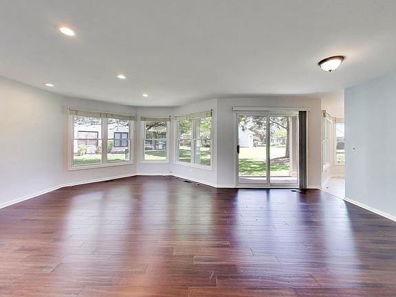 4th image of 40 Willow Pkwy #0