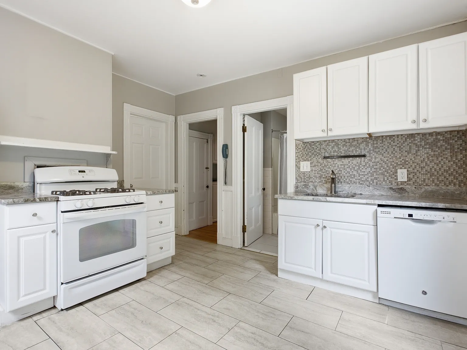 2 bed, 800 sqft, $3,000 — Photo 2